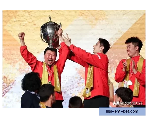 中国队3比1力克法国豪取第十二次汤杯冠军全队围圈欢舞庆胜利